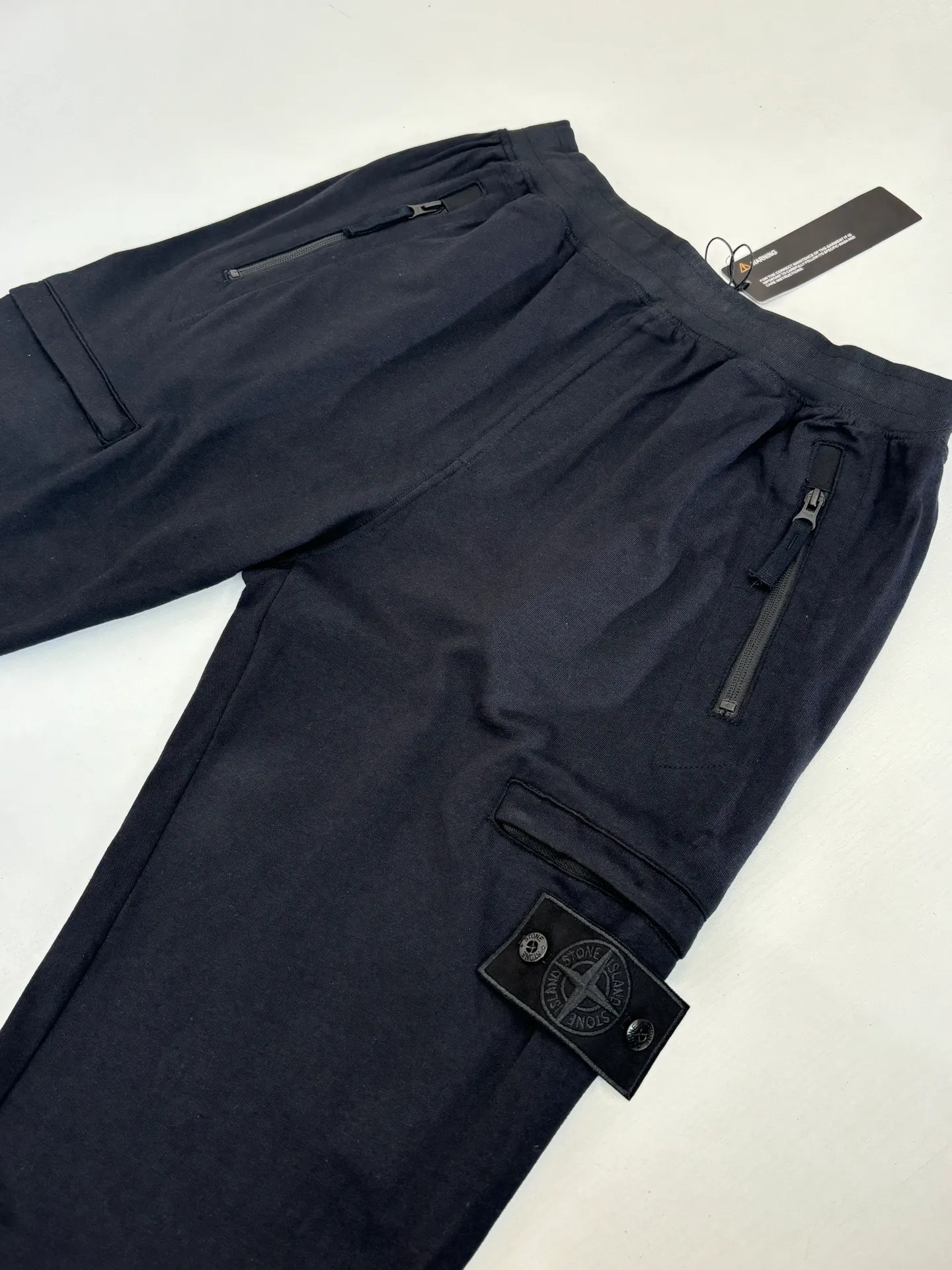 P410 STONE ISLAN*/Stone Island 25FW new organic cotton elastic waist brushed plus velvet sweatpants. Elastic waistband, equipped with invisible drawstring, easy to adjust the size of the pants. Standing hand pockets and back snap patch pocket design. There is a removable ST green badge on the outer seam. The trouser legs are elastic cuffs. The loose fit is nice and casual, and the fabric is comfortable and soft.  Size：S/M/L/XL